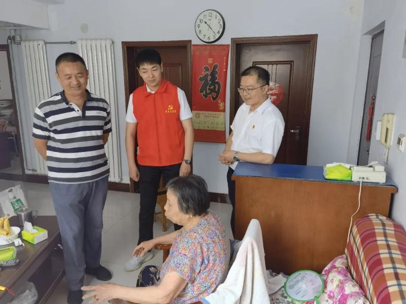 慰問(wèn)老黨員3