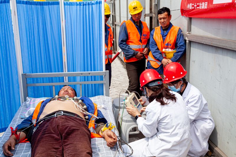 5.辦實(shí)事——邀請?zhí)粕蕉贬t(yī)院醫(yī)務(wù)工作者為施工作業(yè)人員進(jìn)行全面體檢
