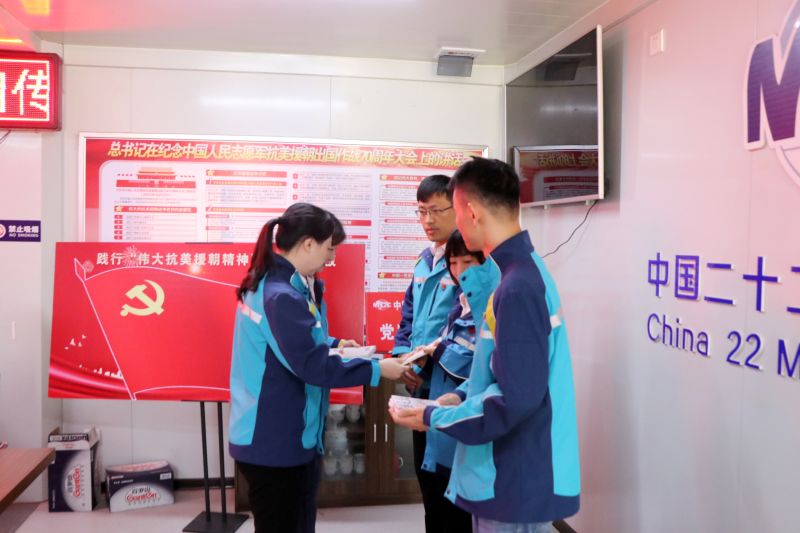 2.學(xué)黨史——中國二十二冶時(shí)代置業(yè)公司黨委書記趙曉暉發(fā)放學(xué)習(xí)書籍《誰是最可愛的人》 (2)